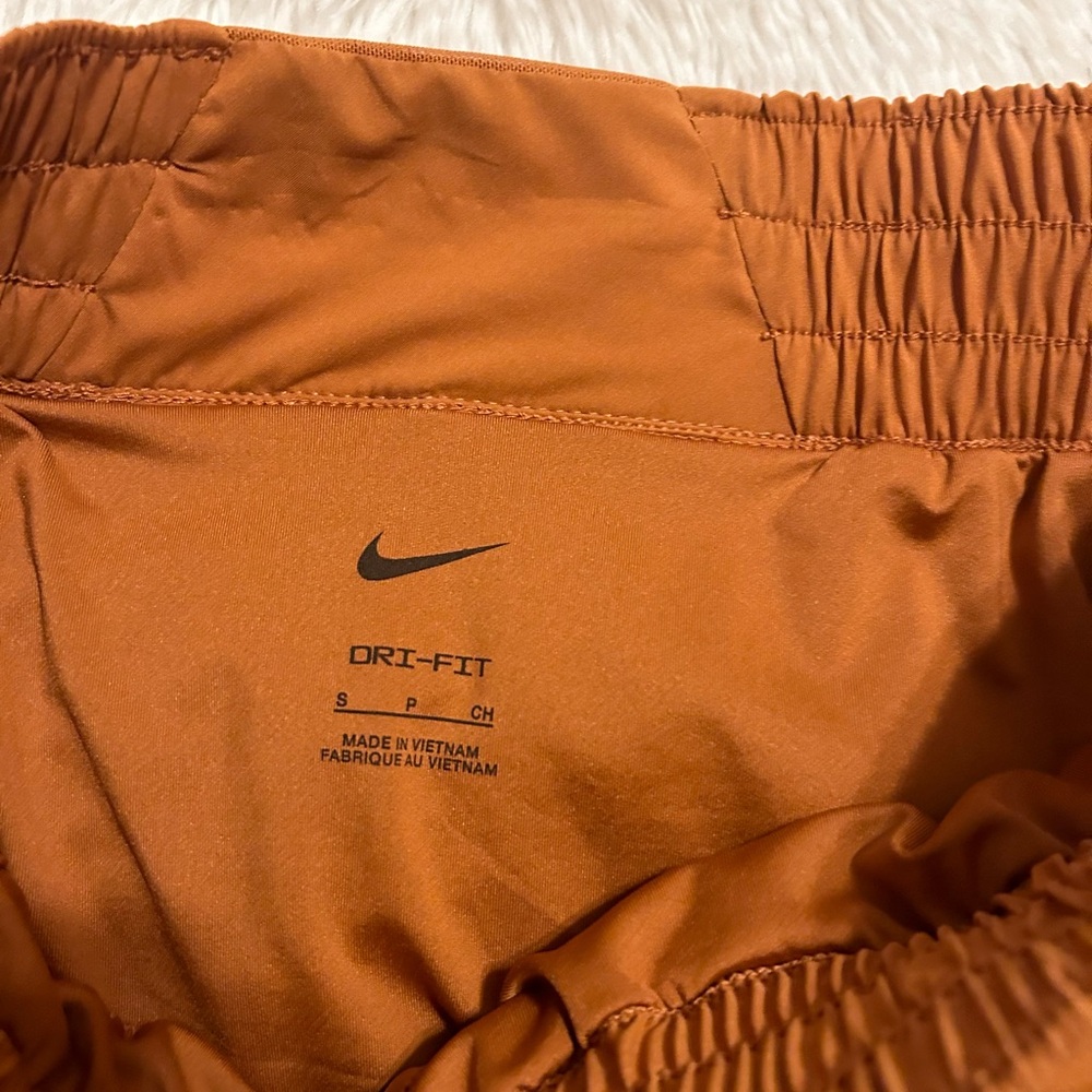 Nike One Women’s Dri-FIT Mid-Rise Brief-Lined Shorts - Picture 6 of 17